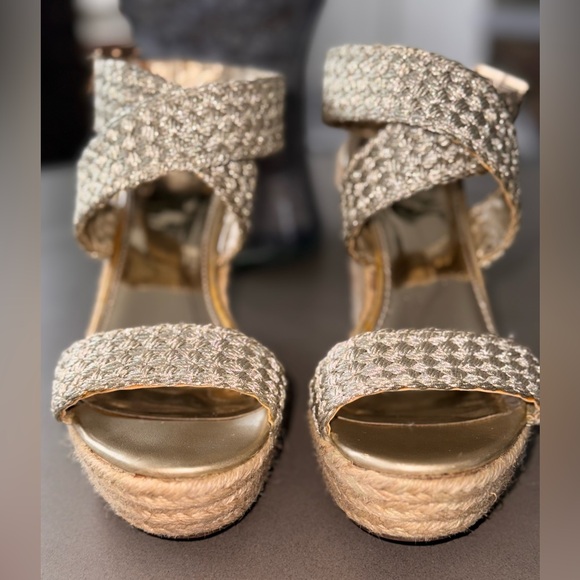 Mossimo Metallic Gold criss cross platform wedge sandal. Size 5.5 - Picture 6 of 8